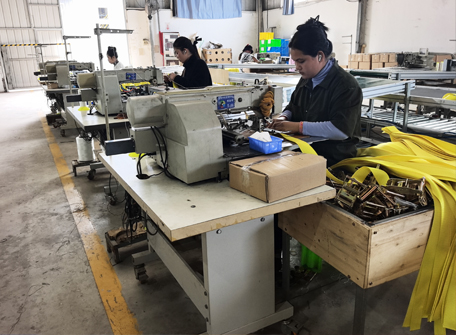 How to Choose the Right Ratchet Straps for Flatbed Trailer Cargo Securement